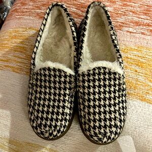 Vionic pounds tooth slippers with rubber bottom